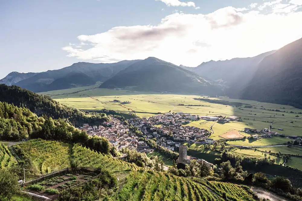 Die Sommerfrische im Hotel Weisses Kreuz in Burgeis lockt sowohl ambitionierte Bergsteiger als auch Genusswanderer an. © Benjamin Pfitscher