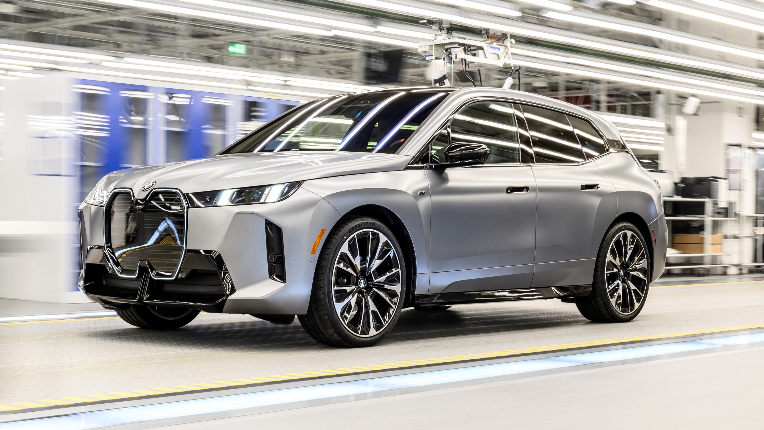 Überarbeiteter BMW iX feiert in Dingolfing Fertigungsstart Neuer BMW IX in der Fertigshalle © BMW Group   